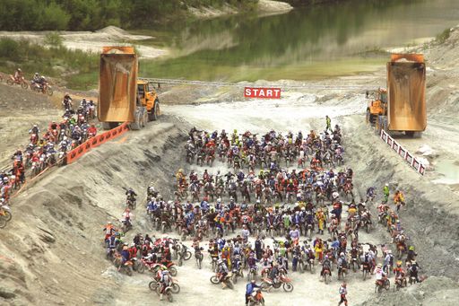 Vorschau Bild von BILD zu OTS - BILD zu OTS - BILD zu OTS - BILD zu
OTS - BILD zu OTS - Start des 11. Kaolinwerkrennen 2014, bis zu 300
Fahrer gehen pro Rennen an den Start. Gefahren wird in 7 Gruppen und
einer Teamwertung an 2 Renntagen.