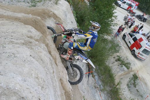 Vorschau Bild von Die steilen Sandwände sind eine große
Herausforderung für die Fahrer.