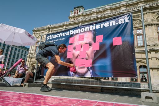 Passanten bringen mit pinken Stickern Straches
Konterfei Stück für Stück zum Verschwinden.