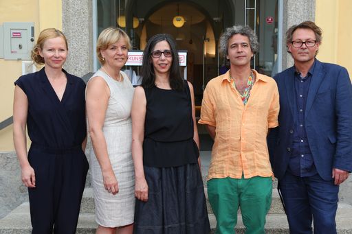  http://www.apa-fotoservice.at/galerie/6895 Im Bild
v.l.n.r.: Verena Gamper (Kuratorin), Landesrätin Barbara Schwarz, Inés Lombardi (Künstlerin),
Ernesto Neto (Künstler), Hans-Peter Wipplinger (Kurator,
künstlerischer Leiter Kunsthalle Krems)