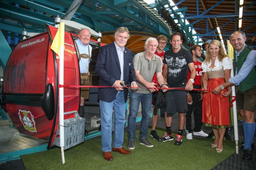 Feierliche Übergabe der Bayer 04 Leverkusen
Gondel, die zukünftig auf der Areit Bahn I zum Einsatz kommt. v.l.:
Erich Egger (GF Schmittenhöhebahn AG), Michael Schade (GF Bayer04
Leverkusen), Rudi Völler (Sportdirektor Bayer 04 Leverkusen), Roger
Schmidt (Trainer Bayer 04 Leverkusen), Renate Ecker (GF Zell am
See-Kaprun Tourismus), Leo Bauernberger (GF SalzburgerLand
Tourismus)