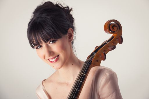 Maddalena Del Gobbo mit ihrer Viola da Gamba ist
nur eine der herausragenden KünstlerInnen, die bei den Innsbrucker
Festwochen der Alten Musik für Musikgenuss in einzigartigem Ambiente
sorgen.