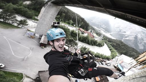  Von der Online-Community der AREA 47 wird Extrempraktikant
Benedikt Jörg digital in die abenteuerlichsten Prüfungen geschickt.