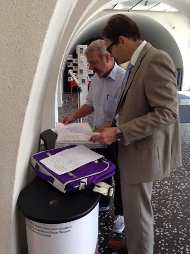 Vorschau Bild von Gernot Prinz bei der Übergabe der Unterschriften
mit Mag. Ernst Zimmermann (Referent des Ausschusses für Petitionen
und Bürgerinitiativen) im Parlament