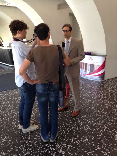 Vorschau Bild von Sprecher der Bürgerinitiative Ossiach, Gernot
Prinz, im Gespräch mit Journalisten der NZZ.at