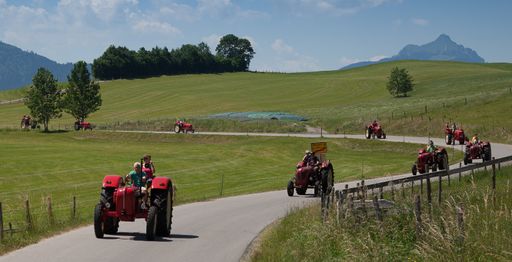  Gäste des ****Hotel Schwarzer Adler in Tannheim
lenken eigenhändig Oldtimer-Traktoren durch die Natur der Allgäuer
Alpen.