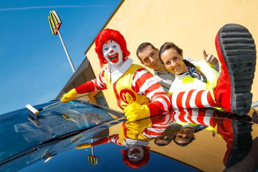  Am McDonald’s Car Wash Day 2015 griffen zahlreiche
McDonald’s Mitarbeiter zu Schwamm und Kübel und putzten für den
guten Zweck die Windschutzscheiben der McDrive Gäste.