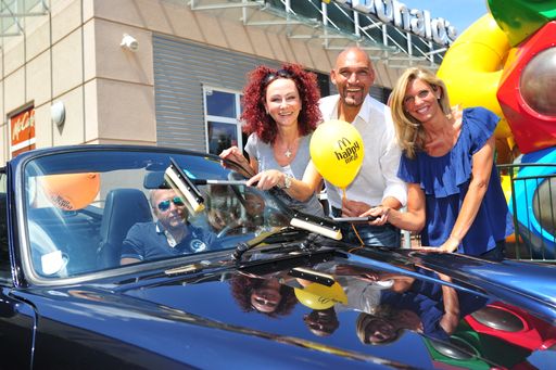 Vorschau Bild von (v.l.) Christina Lugner in Begleitung beim Car Wash
Day 2015.