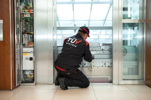 Vorschau Bild von Österreichweit werden täglich mit über 100.000
Anlagen Millionen von Personen befördert. Die Sicherheit dieser
Aufzüge ist nicht zuletzt auf die Tätigkeit der Aufzugstechnik
zurückzuführen.