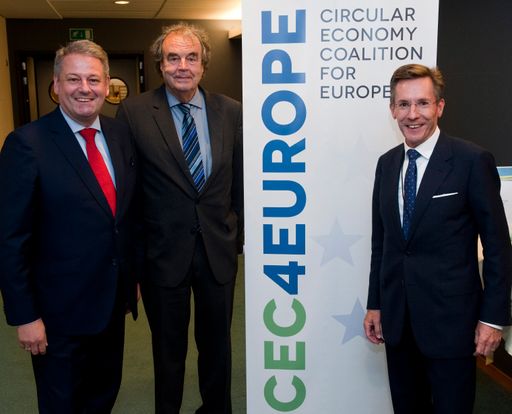  Umweltminister Andrä Rupprechter mit Gastgeber des
Business Dinner Europaabgeordneter Karl-Heinz Florenz und Initiator
der CEC4Europe ARA-Vorstand Christoph Scharff