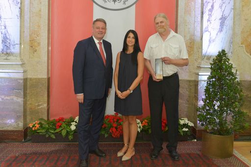 Umweltminister Andrä Rupprechter überreichte den
Preis an Burgenland Tourismus-Mitarbeiterin Heike Hergovich, MA
sowie Filmproduzent Werner Müller