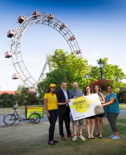  Bettina und Clemens aus Meeder in Bayern freuen
sich beim Wiener Riesenrad über die gelungene Überraschung