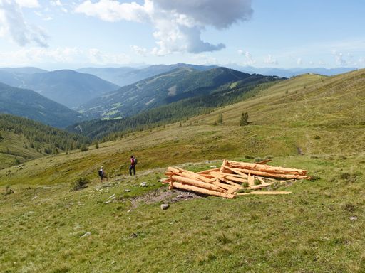 Vorschau Bild von „ENDE NEU“ von Michael Strasser - das „nock/art“
Kunstwerk an der Flanke des Mallnocks stellt einen verfallenen
Heustadel dar, der als stiller Zeuge an die traditionelle
Landwirtschaft in den Nockbergen erinnert