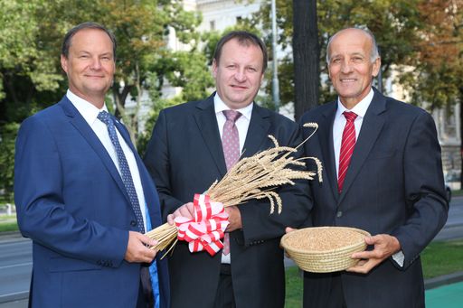  http://www.apa-fotoservice.at/galerie/6928 Im Bild
v.l.n.r.: Christian Gessl (Abteilungsleiter Agrarmarkt Austria
„Marktordnungen, Markt- & Preisberichte), Dipl.-Ing. Günter
Griesmayr (Vorstandsvorsitzender der AMA), Präsident Ök.-Rat Franz
Stefan Hautzinger (Vorsitzender des Verwaltungsrates der Agrarmarkt
Austria und des Fachbeirates für Getreide)
