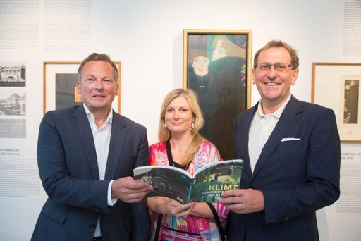 http://www.apa-fotoservice.at/galerie/6925 Gustav
Klimt & die Sommerfrische: Neues Klimt-Buch und MQ-Möbel nun auch
exklusiv am Attersee 02.08.2015 Mag. Peter Weinhäupl
(Vorstandsvorsitzender Klimt-Foundation). Mag. Sandra Tretter (GF
Klimt-Foundation) und Dr. Christian Strasser (Direktor
MuseumsQuartier Wien)
