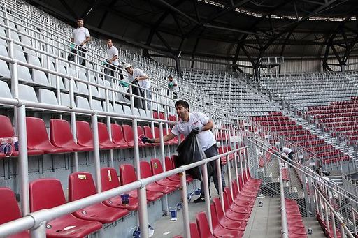  http://www.apa-fotoservice.at/galerie/6929
Reinigungstruppe benötigt wenige Stunden zum Saubermachen. Wenn
30.000 Menschen im ausverkauften Fußballstadion ihre Mannschaften
anfeuern, hinterlassen sie auch einiges: Becher, Teller, Papier,
Fahnen, etc. häufen sich unter den Sitzen und in den Gängen.