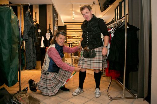  Thomas Rettl (li.) , Kilt Schneider, Cornelius
Obonya, Rettl-Kiltanprobe mit Cornelius Obonya, Gehmacher Salzburg,
20150801 Foto: wildbild, Herbert Rohrer