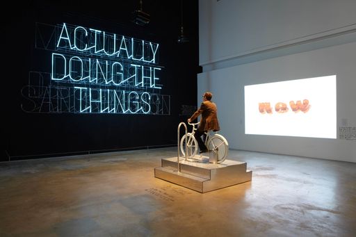 Vorschau Bild von Stefan Sagmeister (Creative Direction), The Happy
Show, 2012 Art Direction & Design: Jessica Walsh Design: Verena
Michelitsch, Jordan Amer, Simon Egli, Martin Gnadt, Santiago
Carrasquilla und Esther Li Installationsansicht: Institute of
Contemporary Art (ICA), University of Pennsylvania, und Chicago
Cultural Center