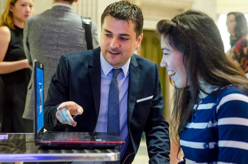 Vorschau Bild von Markus Pröll mit Xian Horn beim Testen der Kinesic
Mouse.
