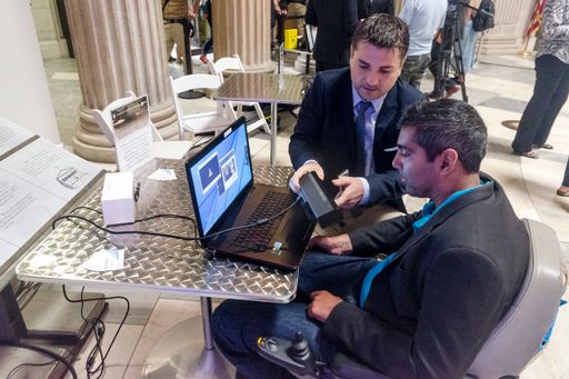 Vorschau Bild von Markus Pröll beim Testen der KinesicMouse mit Jason
DaSilva.