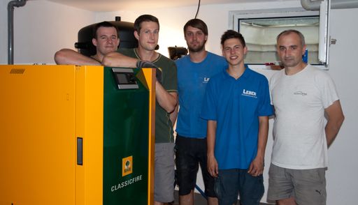 KWB Servicetechniker haben gemeinsam mit
Mitarbeitern der Leber Installationstechnik GmbH einen der ersten
neuen KWB Stückholzheizung bei Familie Speigner in St. Stefan/R.
montiert.