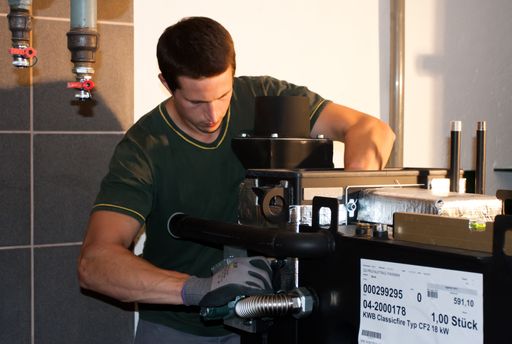 Vorschau Bild von Der KWB Servicetechniker bei der Montage der neuen
KWB Classicfire Stückholzheizung.