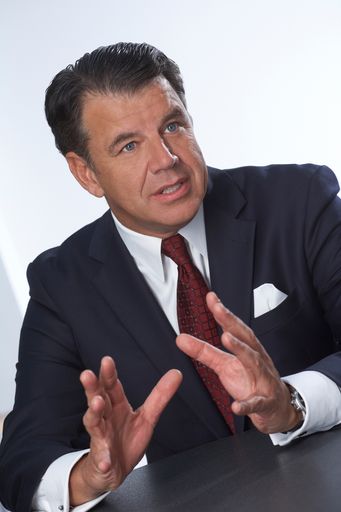  Hikmet Ersek (Präsident und CEO von Western Union)