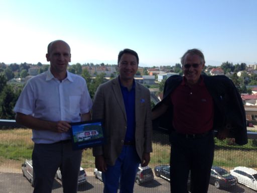  OÖ. Landesrat Dr. Manfred Haimbuchner (Mitte) und
die beiden Trio Development Geschäftsführer Dr. Wolfgang Mairhofer
(links) und Dipl. Ing. Knut Drugowitsch übergeben die Wohnungen in
Lambach an die neuen Bewohner.