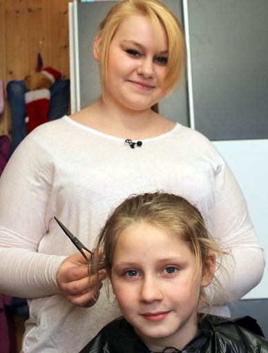 Vorschau Bild von Sarah-Jane macht seit Kurzem ein Praktikum bei
einem Friseur und ihre Schwester Loredana muss als Modell herhalten.
Ausstrahlung "Die Wollnys - Eine schrecklich große Familie!" am
10.08.2015 um 20:15 Uhr bei RTL II. © RTL II - Recht zum
Abdruck/Darstellung zeitlich/sachlich beschränkt auf die Bewerbung
der Sendung. Weiterer Text über ots und www.presseportal.de/nr/6605
/ Die Verwendung dieses Bildes ist für redaktionelle Zwecke
honorarfrei. Veröffentlichung bitte unter Quellenangabe: "obs/RTL
II"