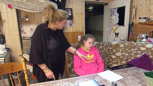  Mama Silvia versucht, ihrer Tochter Lavinia
klarzumachen, wie wichtig ein guter Schulabschluss ist. Ausstrahlung
"Die Wollnys - Eine schrecklich große Familie!" am 10.08.2015 um
20:15 Uhr bei RTL II. © RTL II - Recht zum Abdruck/Darstellung
zeitlich/sachlich beschränkt auf die Bewerbung der Sendung. Weiterer
Text über ots und www.presseportal.de/nr/6605 / Die Verwendung
dieses Bildes ist für redaktionelle Zwecke honorarfrei.
Veröffentlichung bitte unter Quellenangabe: "obs/RTL II"