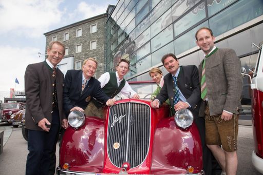 v.l.n.r.: Josef Schachner (Bürgermeister Heiligenblut), Gerhard
Setschnagg (Präsident KMVC-Kärntner-Motor-Veteranen-Club), Johannes
Hörl (Generaldirektor Großglockner Hochalpenstraßen AG), Gaby
Schaunig (LH-Stv.in Kärnten), Gerhard Feichtinger (Präsident
MVCS-Motor-Veteranen-Club-Salzburg) und Hannes Schernthaner
(Bürgermeister Fusch)
