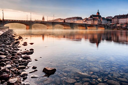 Vorschau Bild von Schweiz. ganz natürlich. Morgennebel über dem
Rhein mit Mittlerer Brücke.