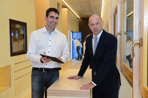 Gernot Kammerhofer, Geschäftsführer Inwido CE GmbH (links) und
Håkan Jeppsson, CEO Inwido AB (rechts) bei der Eröffnung des ersten
Schauraums in Wien.