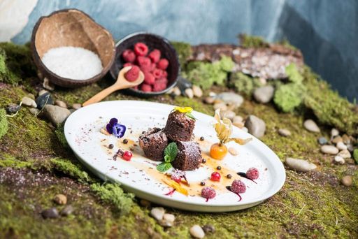 Vorschau Bild von Dessert am Teller dekoriert mit Blumen