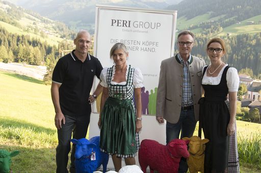  http://www.apa-fotoservice.at/galerie/6949/ Im Bild
v.l.n.r.: Hanns Kratzer (PERI Consulting), Gudrun SEIWALD (PVA),
Kurt MOOSBURGER, Facharzt für Interne Medizin) und Gattin