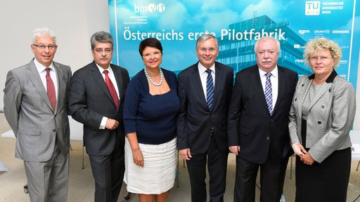 Pressekonferenz anlässlich der Eröffnung der ersten
Pilotfabrik Österreichs. Im Bild v.li.: Klaus Pseiner, FFG;
Vorstandsvorsitzender Wolfgang Hesoun, Siemens Österreich;
Wirtschaftsstadträtin Renate Brauner; Bundesminister Alois Stöger;
Bürgermeister Michael Häupl; Rektorin Sabine Seidler, TU.