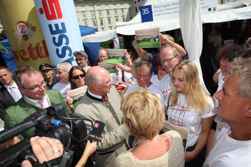 Vorschau Bild von Vertreter der Waldviertler Bürgerinitiativen gegen
die Errichtung von Windkraftwerken in den Wäldern des Waldviertels
im Gespräch mit Landeshauptmann Pröll auf der Eröffnung der
Tourismusmesse Waldviertel Pur am Wiener Heldenplatz am 24.August
2015