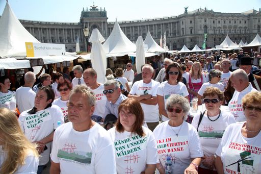 Vorschau Bild von Waldviertler Bürgerinitiativen gegen die Errichtung
von Windkraftwerken in den Wäldern des Waldviertels bei der
Eröffnung der Tourismusmesse Waldviertel Pur am Wiener Heldenplatz.
24.August 2015