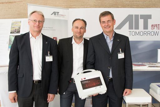 Manfred Bammer (Head of Biomedical Systems, AIT), Direktor Werner
Bogendorfer (Geschäftsbereich Gesundheit und Innovationen), Robert
Modre-Osprian (Assistive Healthcare Information Technology, AIT) am
AIT Stand bei den Alpbacher Gesundheitsgesprächen