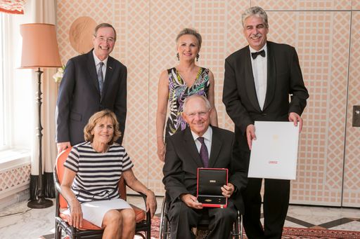 WKÖ-Präsident Dr. Christoph Leitl und
Finanzminister Dr. Hans Jörg Schelling ehrten am Montag in Salzburg
den deutschen Finanzminister Dr. Wolfgang Schäuble mit der höchsten
Auszeichnung der Wirtschaftskammer Österreich, der Goldenen
Ehrenmedaille. Im Bild von links: WKÖ-Präsident Christoph Leitl,
Ingeborg Schäuble, Ursula Schelling, Wolfgang Schäuble, Hans Jörg
Schelling.