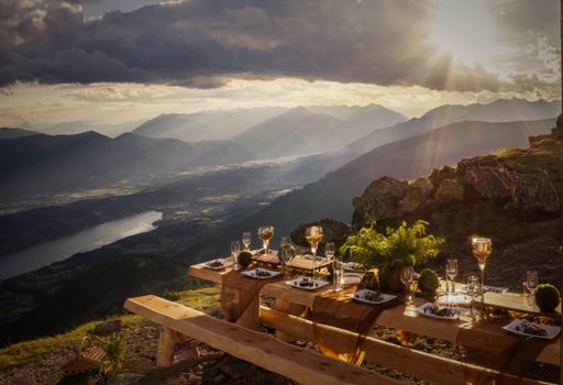  Genuss unterm Granattor bei der Alm-Tafel