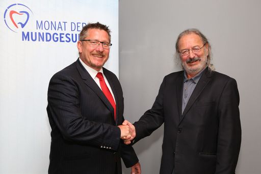 http://www.apa-fotoservice.at/galerie/6960 Im Bild
v.l.n.r.: Harald KECK (General Manager der Colgate-Palmolive
Ges.m.b.H.), Dr. Wolfgang KOPP (Prophylaxe-Referent der
Österreichischen Zahnärztekammer und Präsident der
Landeszahnärztekammer Tirol)