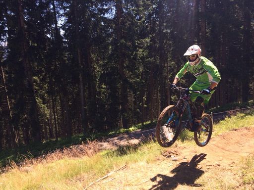 Einmal „King of Trail“ sein: Der Downhill Trail
im Muttereralmpark bei Innsbruck ist nicht nur die neueste
Attraktion des Familienparadieses – er bietet auch der ganzen
Familie die Möglichkeit, dieses sportliche Erlebnis zu entdecken.