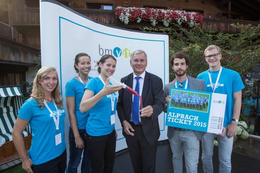  Bundesminister Alois Stöger übergibt den Studenten
das Alpbach Ticket. Veranstaltung "Talente Cocktail" im Rahmen der
Alpbacher Technologiegespräche 2015, Romantik Hotel Böglerhof,
Alpbach. // Foto: BMVIT / Julia Hammerle; 15 08 26