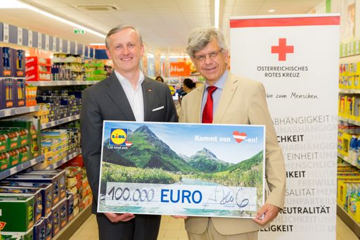 Werner Kerschbaum, Generalsekretär des
Österreichischen Roten Kreuzes, bei der Übergabe der Spendensumme
durch Alexander Deopito, Vorsitzender der Geschäftsleitung von Lidl
Österreich.