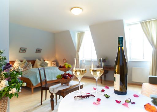 Erstes Genießerzimmer: Gisela Bauer vom Weingut Norbert Bauer in
Jetzelsdorf im Weinviertel nahm 2005 die Vorreiterrolle ein und
zeichnete sich durch besondere Kreativität aus: Sie ließ das erste
Genießerzimmer Niederösterreichs vom heimischen Künstler Eduard Diem
gestalten.