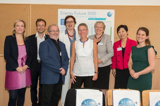  http://www.apa-fotoservice.at/galerie/6702/ Im Bild
von links nach rechts : Anna-Maria Wallner (Moderation), Christian
Redl (Agora Energiewende, Deutschland), Theodor Zillner
(Bundesministerium für Verkehr, Innovation und Technologie,
Österreich), Theresia Vogel (Klima- und Energiefonds, Österreich)
Brigitte Bach (AIT, Austrian Institute of Technology GmbH,
Österreich), Uni Merete Steinsmo (SINTEF, Norwegen), Gi Eun-Kim
(Seokyeong University, Südkorea), Lea Kleinenkuhnen (Klimabündnis,
Brüssel)