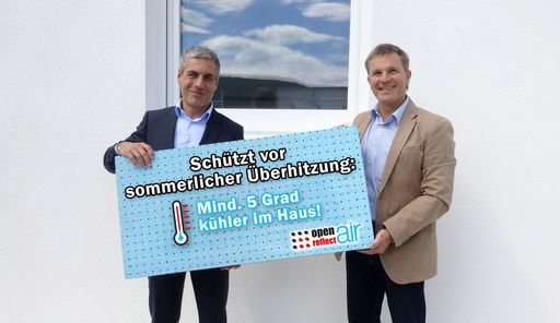  (von links): Georg Bursik, Geschäftsführer Baumit
Wopfinger und Jürgen Lorenz, Leiter Forschung und Entwicklung Baumit
Wopfinger: Bei 35° C Außentemperaturen haben ungedämmte Gebäude über
30° C , gedämmte, massive Gebäude hingegen 25° C Innentemperaturen.