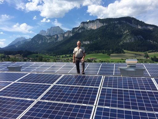 Huber Josef prästentiert stolz seine kürzlich
errichte Solarstromanlage mit einer Grüße von 200 KW
