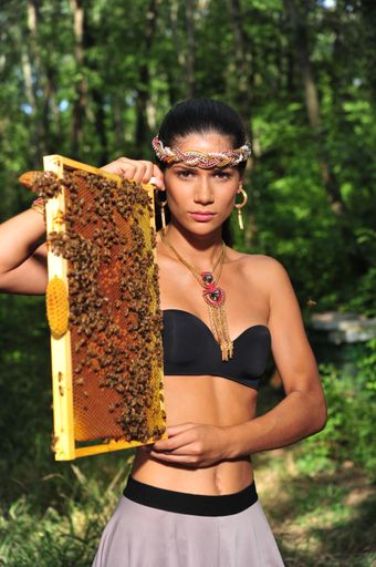 Vorschau Bild von Missen-Anwärterin Sophie beim Save-the-HoneyBee
Shooting in Jois